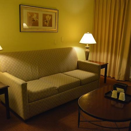 Готель Ramada By Wyndham Wichita Airport Екстер'єр фото