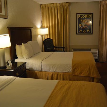 Готель Ramada By Wyndham Wichita Airport Екстер'єр фото