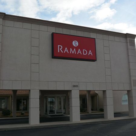 Готель Ramada By Wyndham Wichita Airport Екстер'єр фото