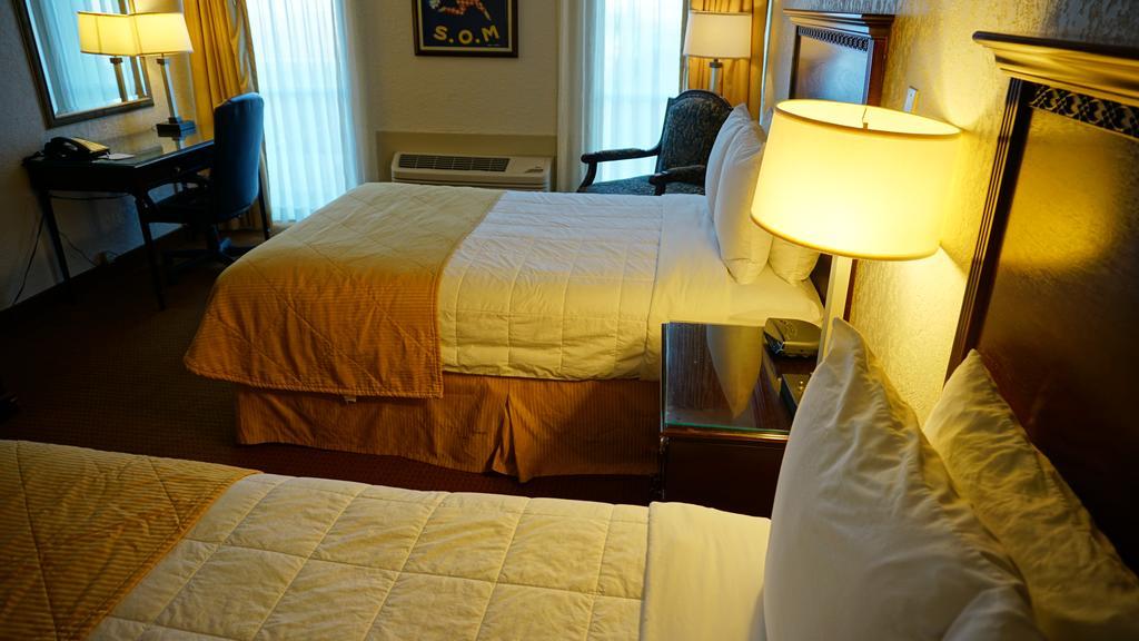 Готель Ramada By Wyndham Wichita Airport Екстер'єр фото