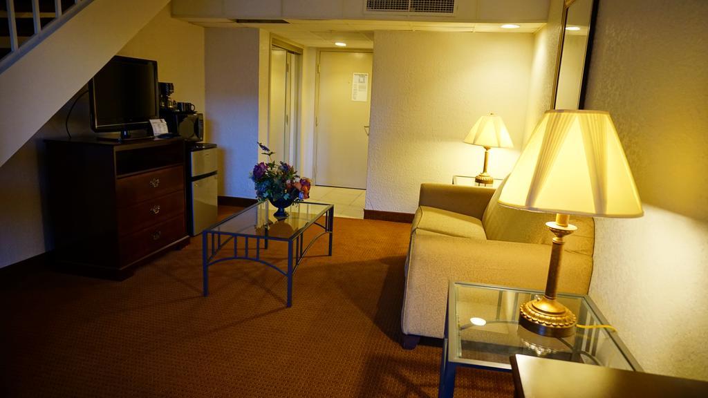 Готель Ramada By Wyndham Wichita Airport Екстер'єр фото