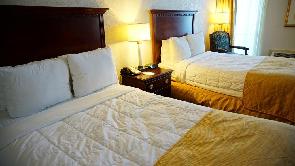 Готель Ramada By Wyndham Wichita Airport Екстер'єр фото
