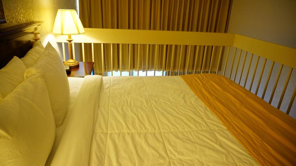 Готель Ramada By Wyndham Wichita Airport Екстер'єр фото