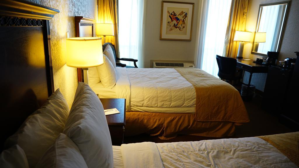 Готель Ramada By Wyndham Wichita Airport Екстер'єр фото