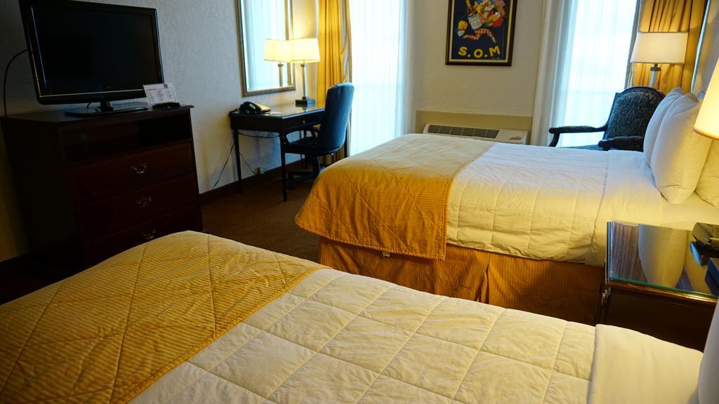 Готель Ramada By Wyndham Wichita Airport Екстер'єр фото