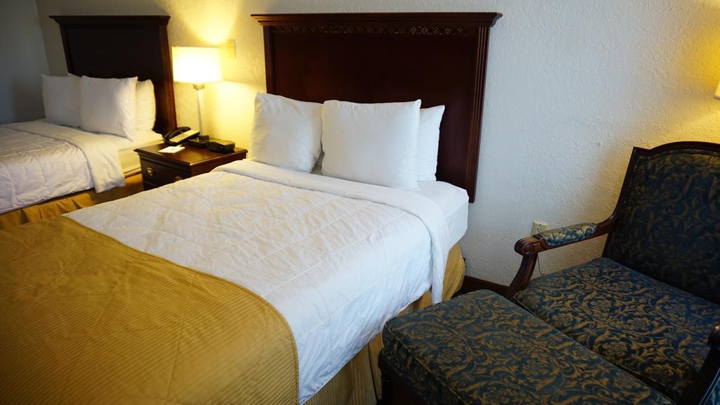 Готель Ramada By Wyndham Wichita Airport Екстер'єр фото