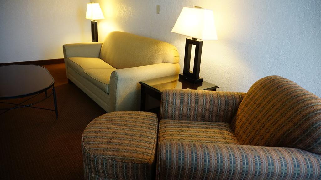 Готель Ramada By Wyndham Wichita Airport Номер фото