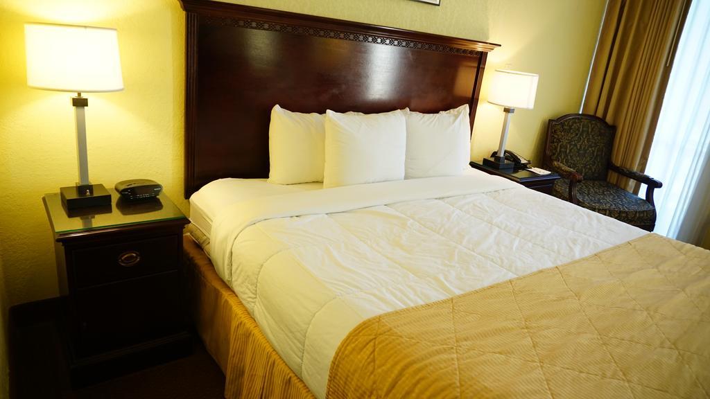 Готель Ramada By Wyndham Wichita Airport Номер фото