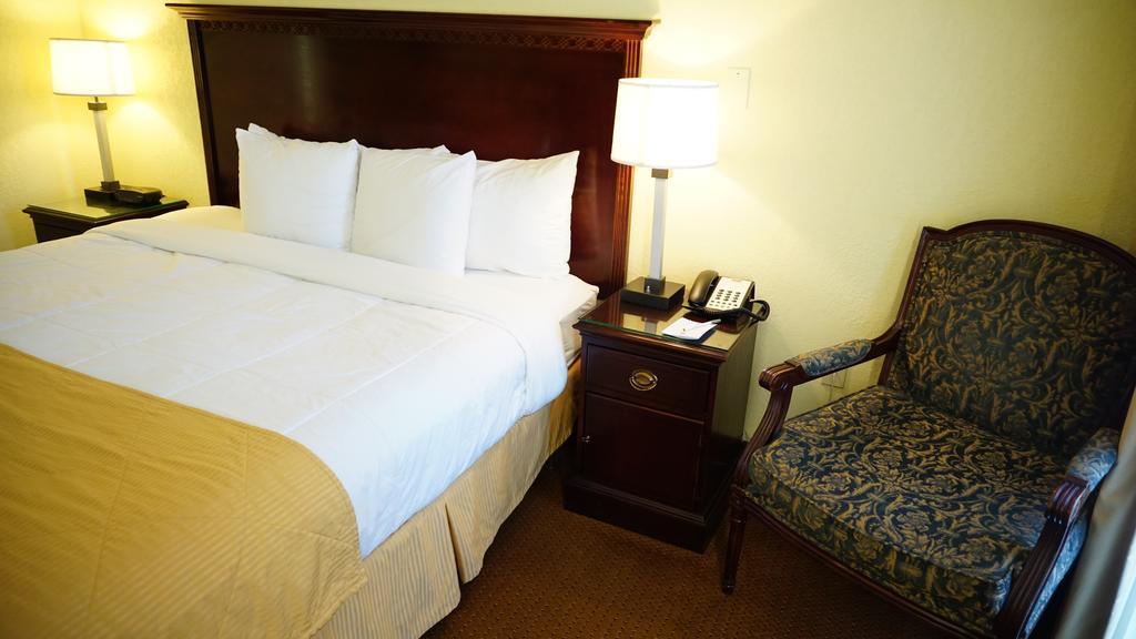 Готель Ramada By Wyndham Wichita Airport Номер фото