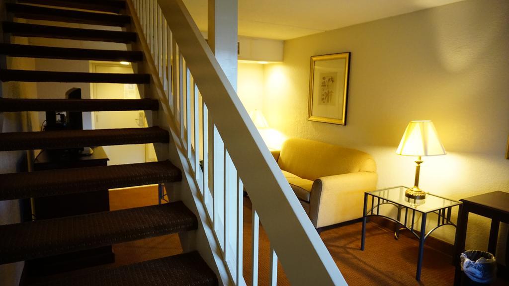 Готель Ramada By Wyndham Wichita Airport Екстер'єр фото