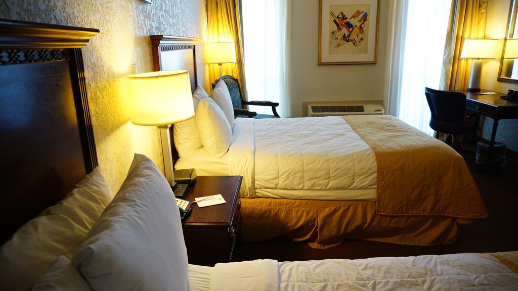 Готель Ramada By Wyndham Wichita Airport Екстер'єр фото