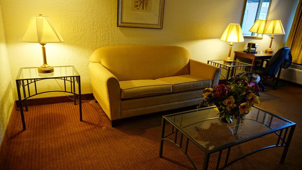 Готель Ramada By Wyndham Wichita Airport Екстер'єр фото