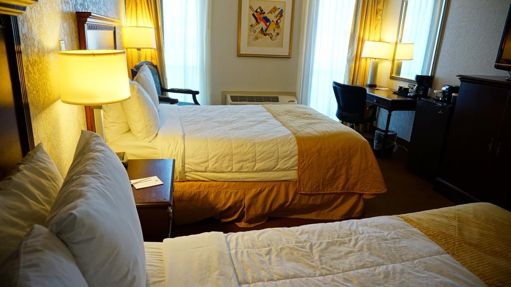 Готель Ramada By Wyndham Wichita Airport Екстер'єр фото