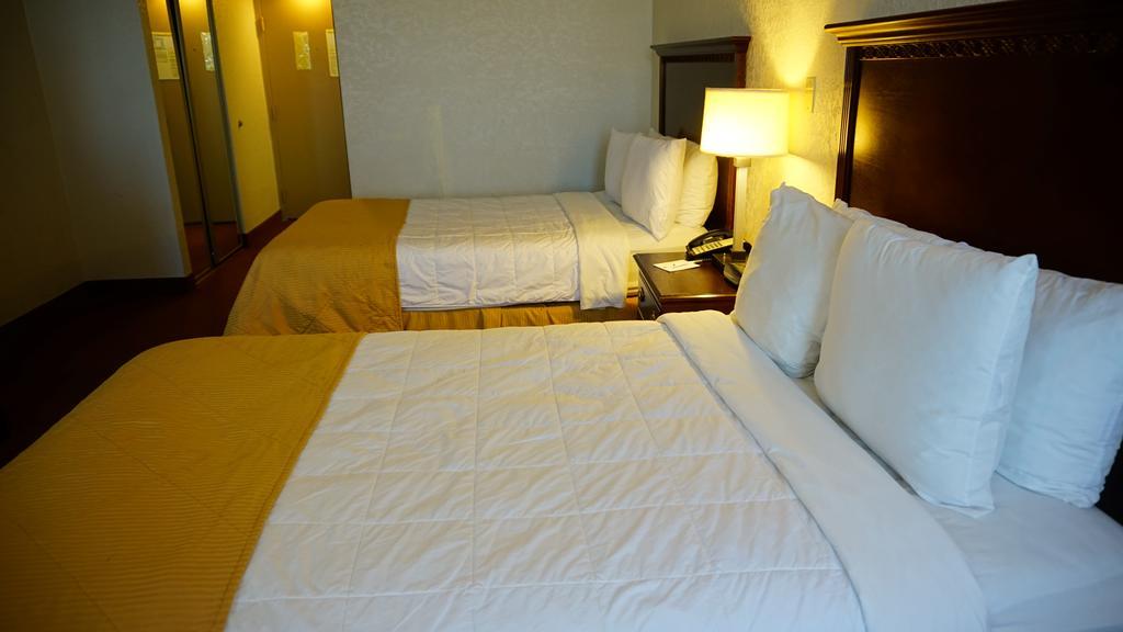 Готель Ramada By Wyndham Wichita Airport Екстер'єр фото
