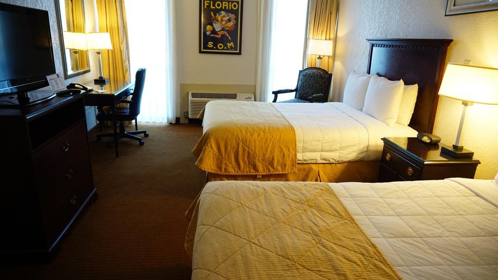 Готель Ramada By Wyndham Wichita Airport Екстер'єр фото