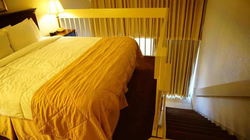 Готель Ramada By Wyndham Wichita Airport Екстер'єр фото