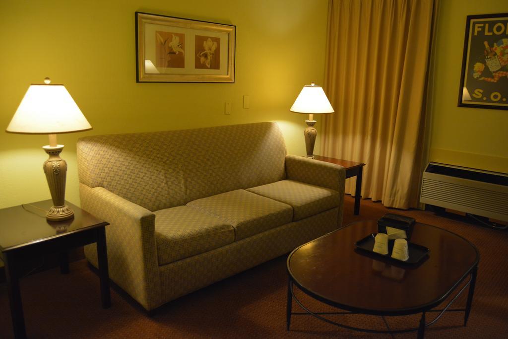 Готель Ramada By Wyndham Wichita Airport Екстер'єр фото
