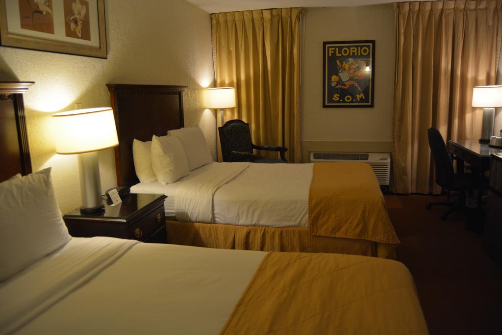 Готель Ramada By Wyndham Wichita Airport Екстер'єр фото