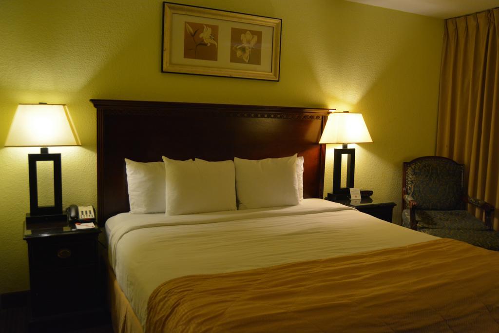 Готель Ramada By Wyndham Wichita Airport Екстер'єр фото