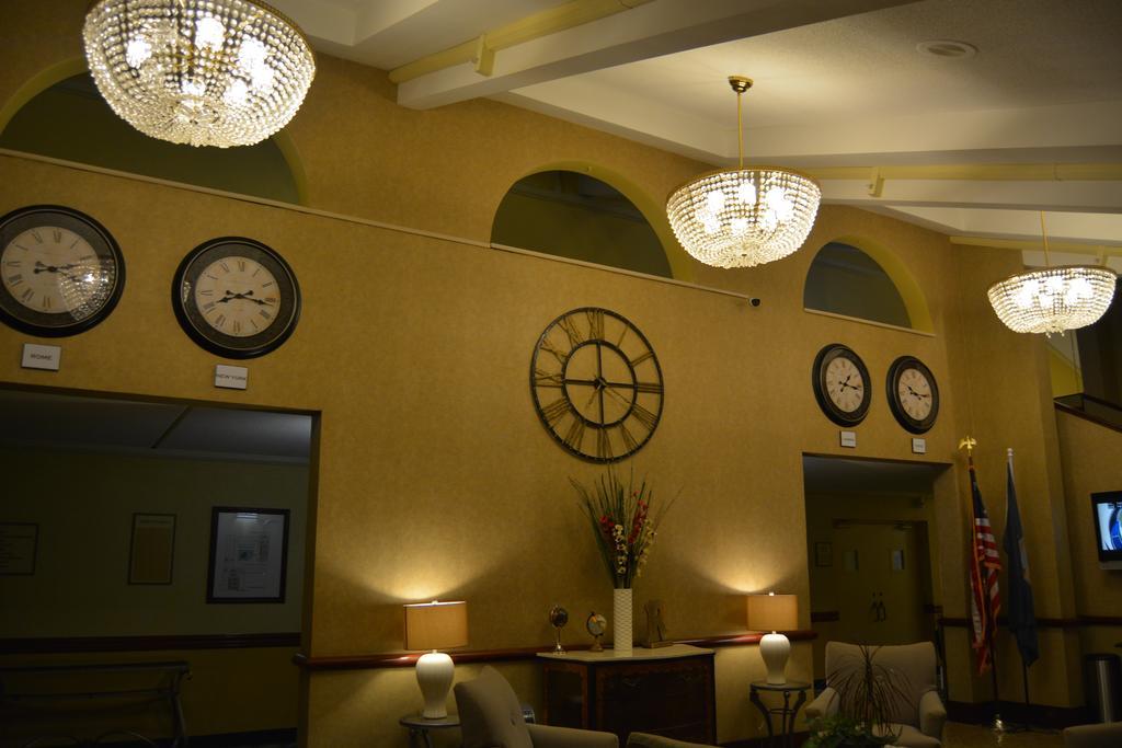 Готель Ramada By Wyndham Wichita Airport Екстер'єр фото