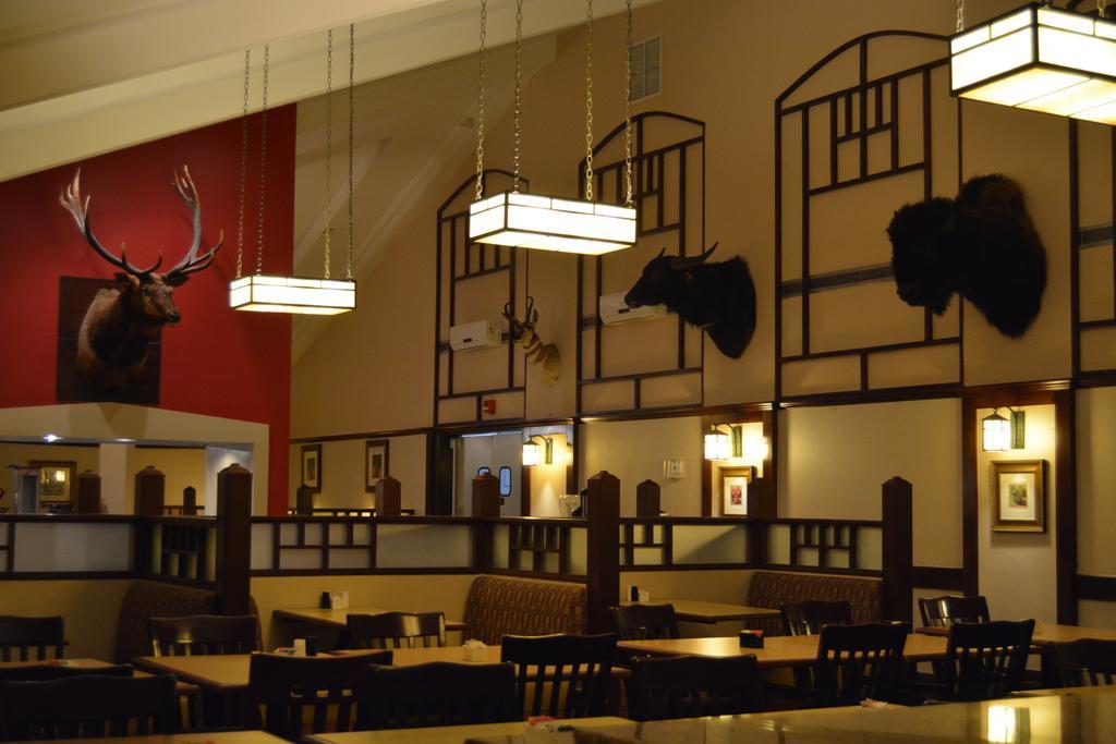 Готель Ramada By Wyndham Wichita Airport Екстер'єр фото
