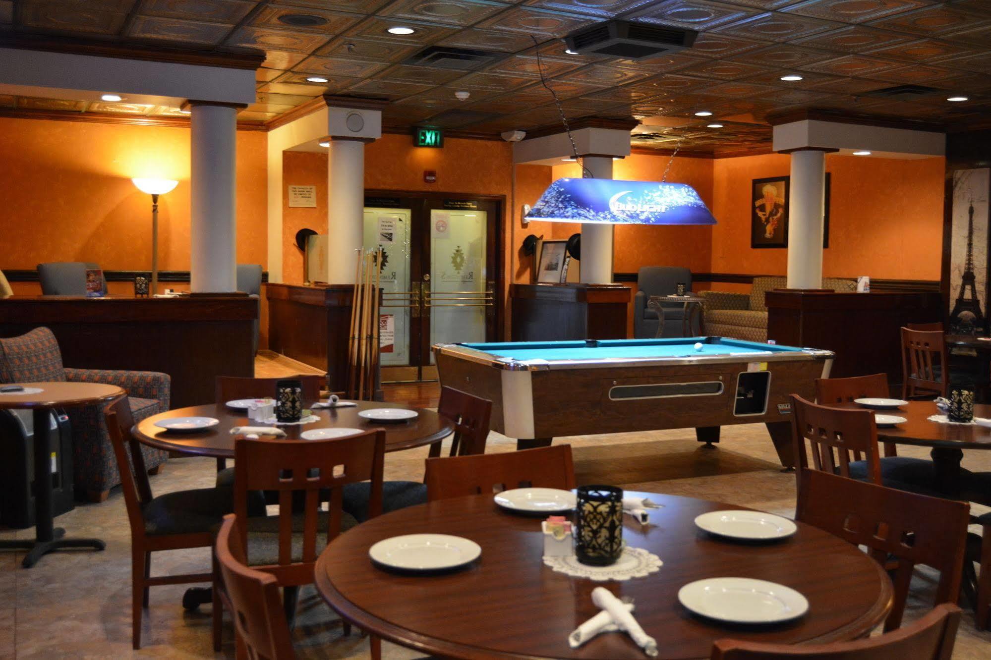 Готель Ramada By Wyndham Wichita Airport Екстер'єр фото