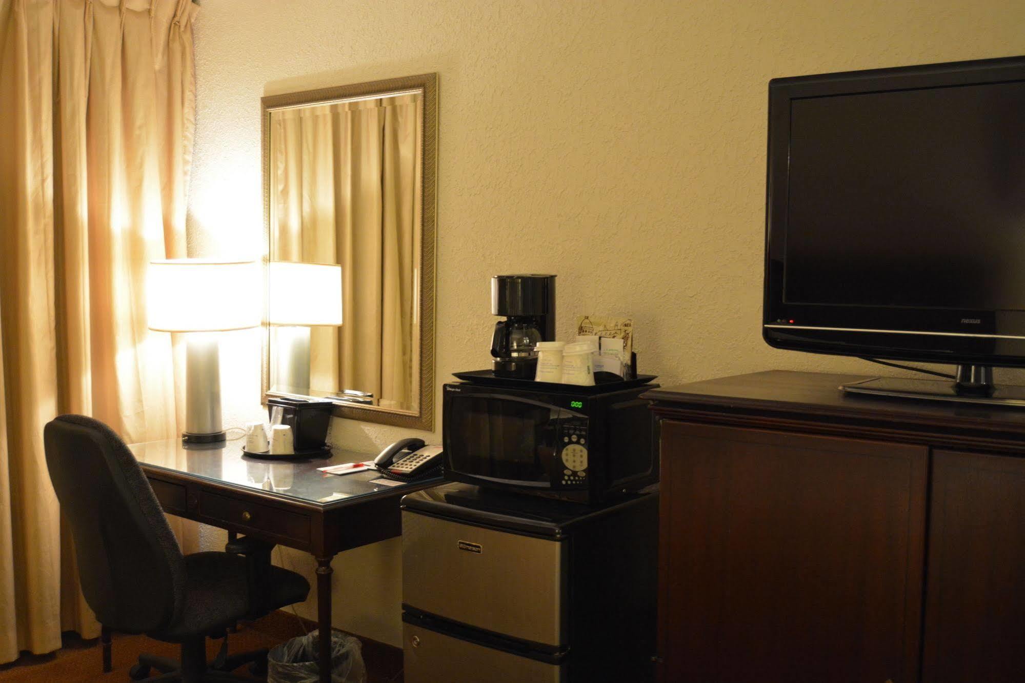 Готель Ramada By Wyndham Wichita Airport Екстер'єр фото