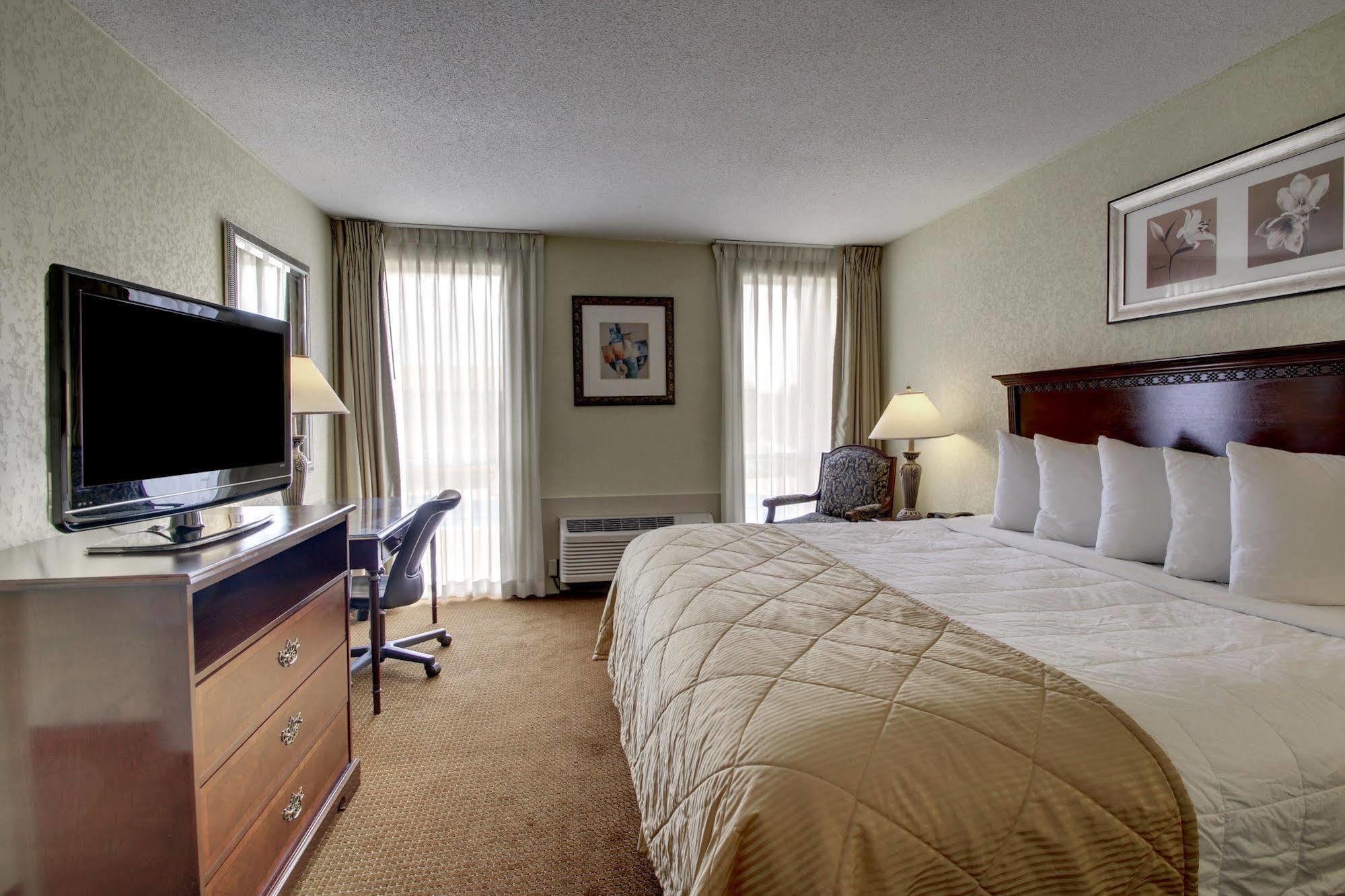 Готель Ramada By Wyndham Wichita Airport Екстер'єр фото