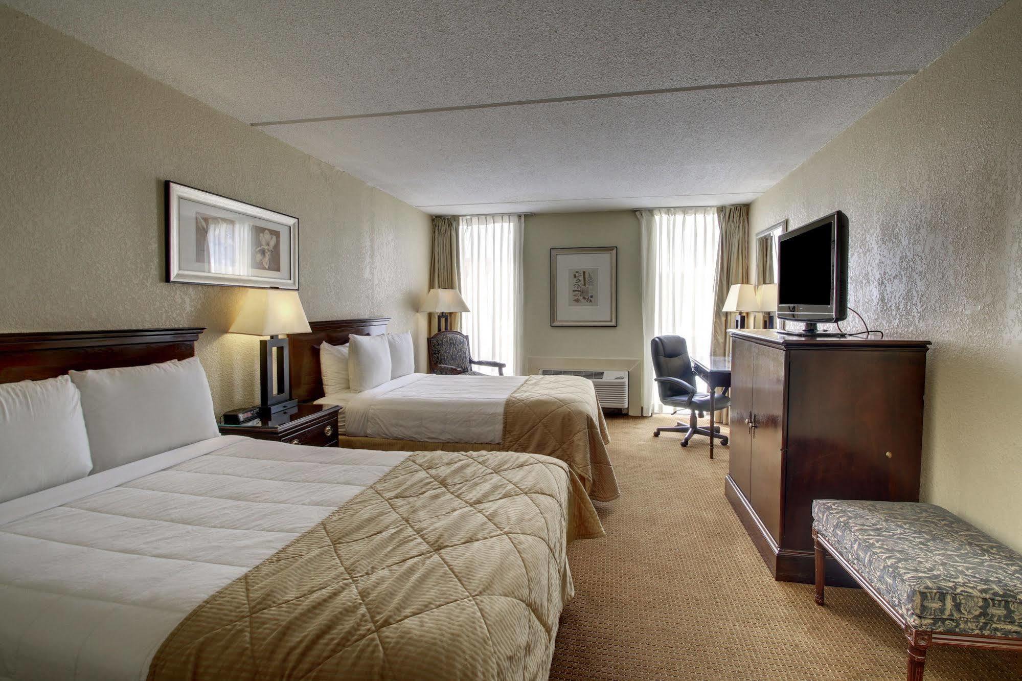 Готель Ramada By Wyndham Wichita Airport Екстер'єр фото