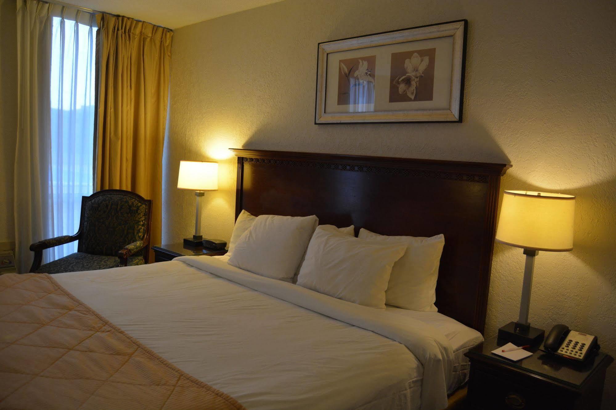 Готель Ramada By Wyndham Wichita Airport Екстер'єр фото