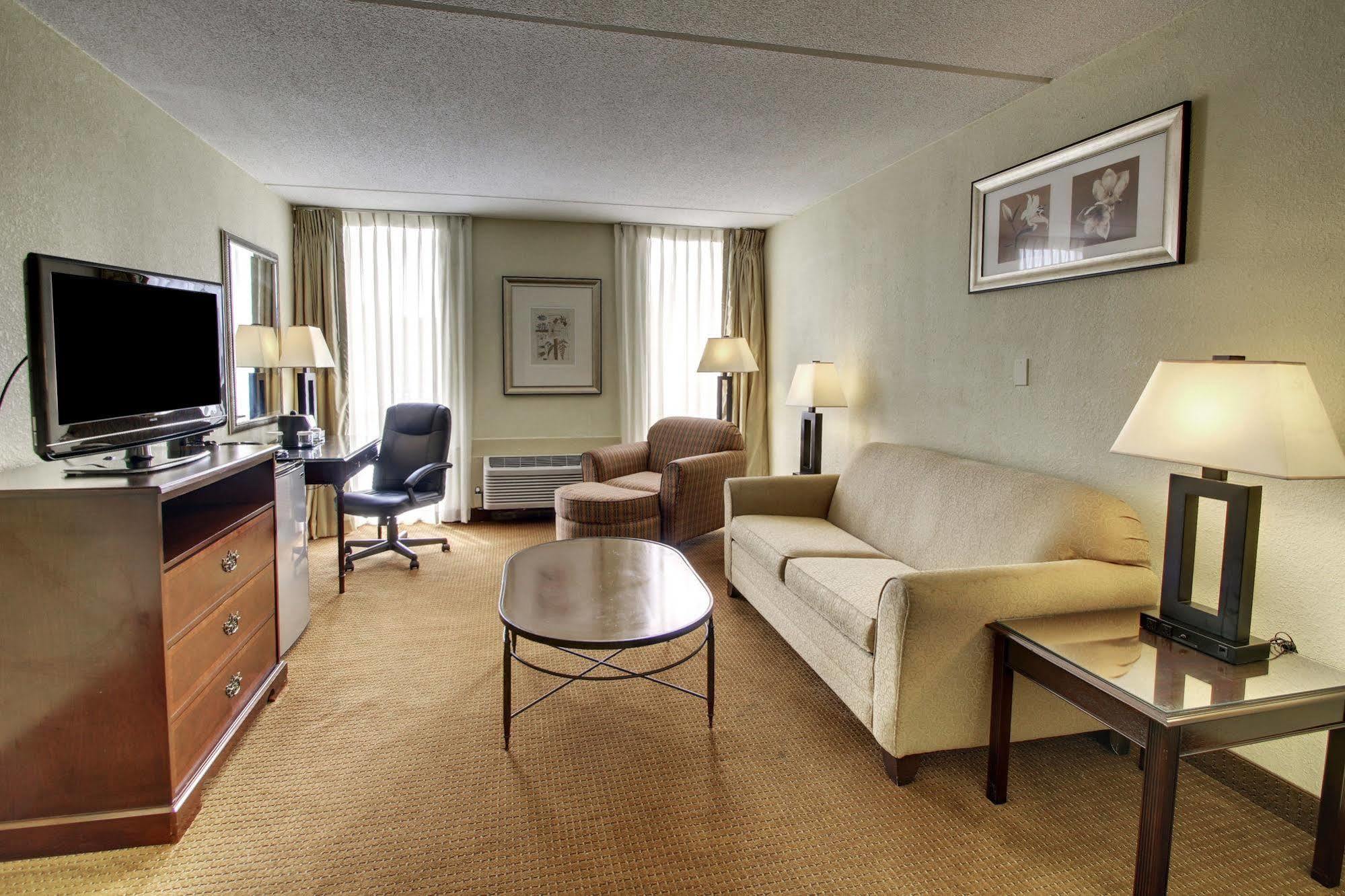 Готель Ramada By Wyndham Wichita Airport Екстер'єр фото