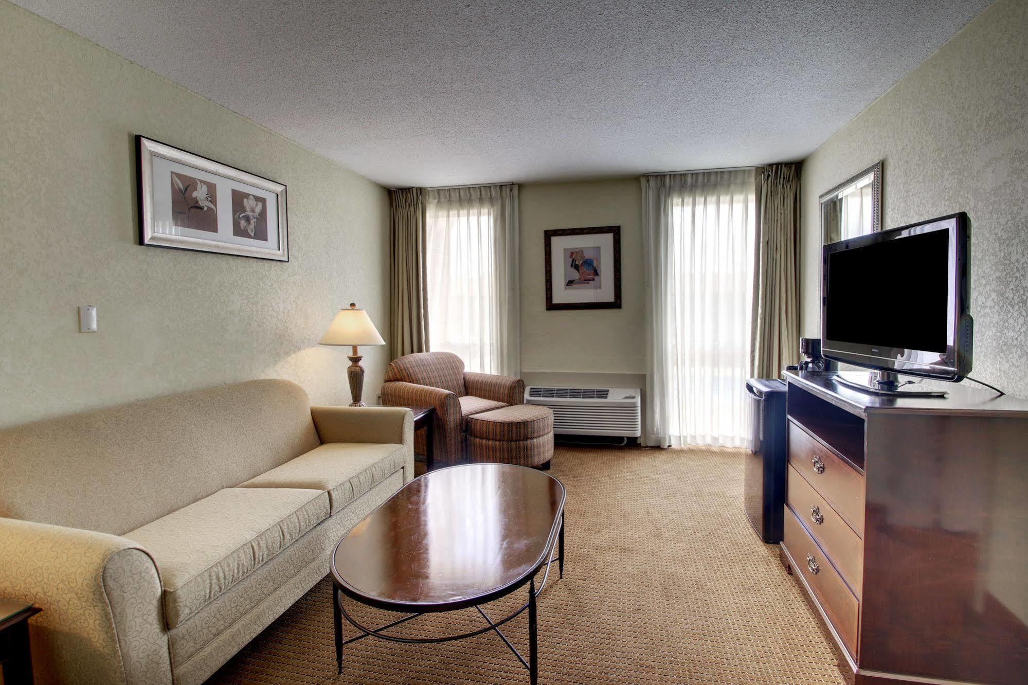 Готель Ramada By Wyndham Wichita Airport Екстер'єр фото