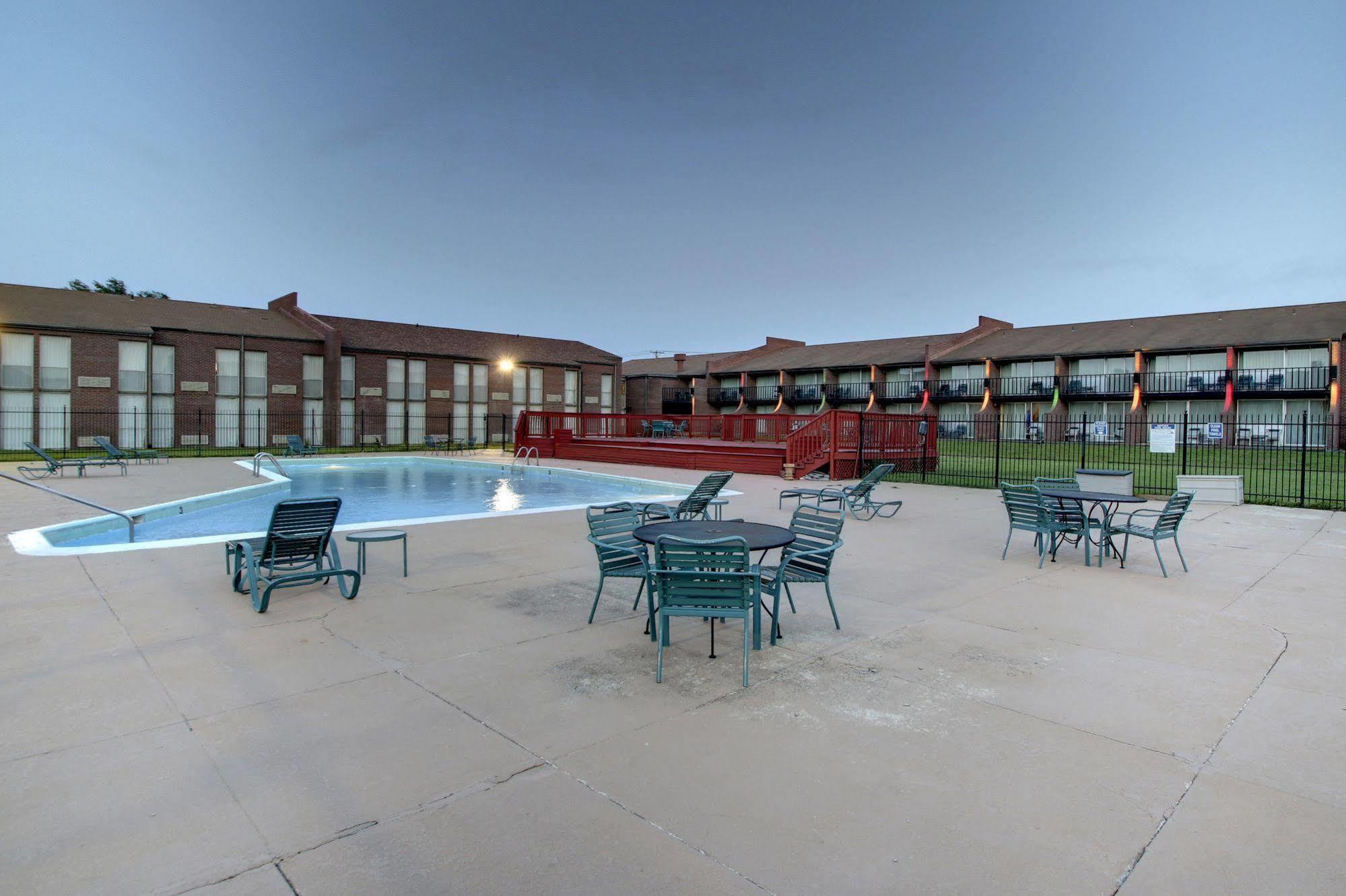 Готель Ramada By Wyndham Wichita Airport Екстер'єр фото