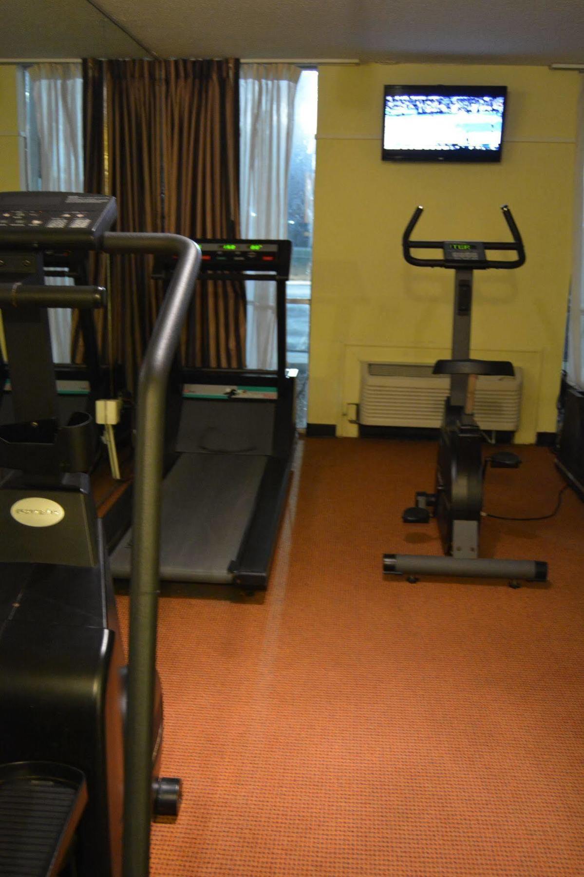 Готель Ramada By Wyndham Wichita Airport Екстер'єр фото