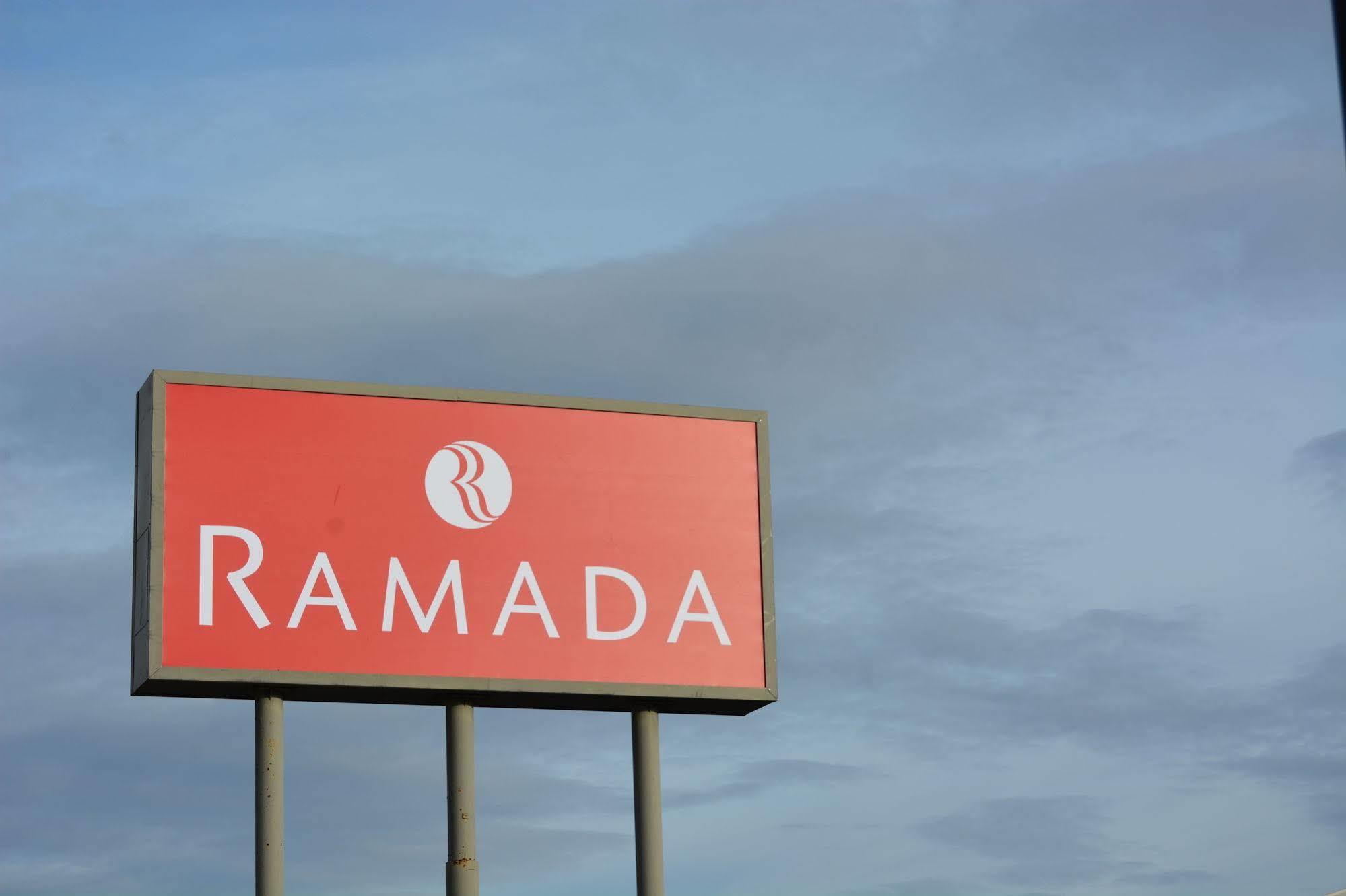 Готель Ramada By Wyndham Wichita Airport Екстер'єр фото
