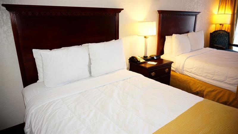 Готель Ramada By Wyndham Wichita Airport Екстер'єр фото